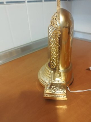 Virgen con luz dorada