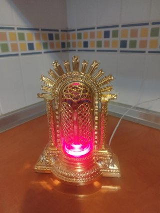 Virgen con luz dorada
