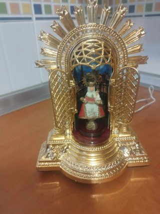 Virgen con luz dorada