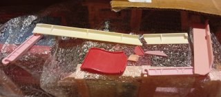 Ricambi in plastica rosa e rosso