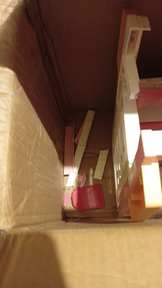 Ricambi in plastica rosa e rosso