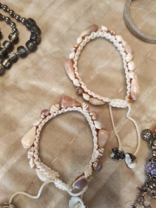 Collares y pulseras