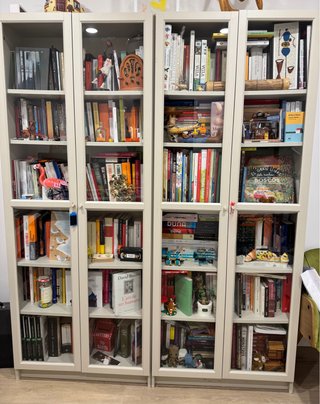 Librería modular con puertas de cristal