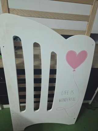 Cuna blanca con diseño de corazón