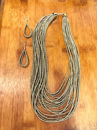 Conjunto collar y pendientes dorados