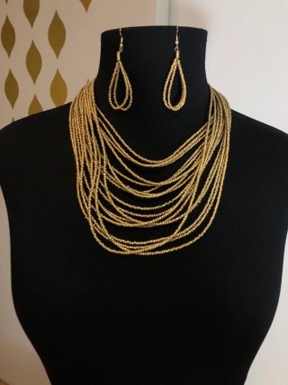 Conjunto collar y pendientes dorados
