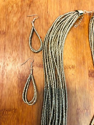 Conjunto collar y pendientes dorados