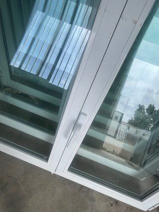 Ventana de aluminio blanca