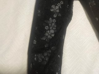 Pantalones negros con detalles dorados y cuero