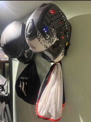 Soporte percha casco llaves chaqueta moto