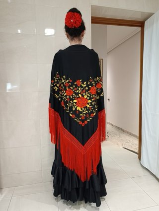 Mantón negro bordado rojo y oro fleco largo rojo