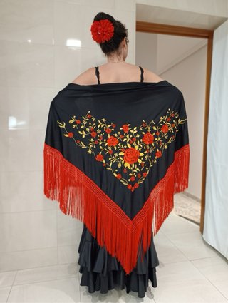 Mantón negro bordado rojo y oro fleco largo rojo
