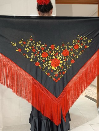 Mantón negro bordado rojo y oro fleco largo rojo