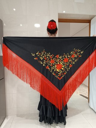 Mantón negro bordado rojo y oro fleco largo rojo