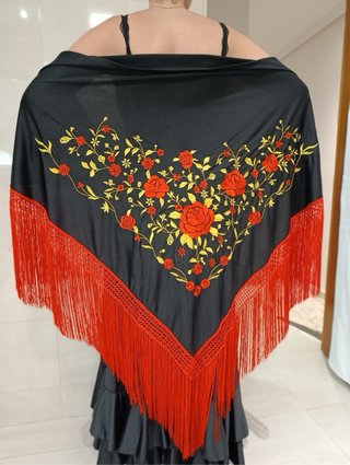 Mantón negro bordado rojo y oro fleco largo rojo