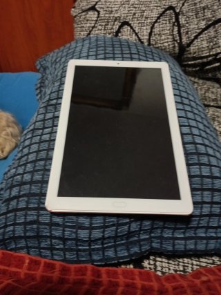 Tablet 32 GBroja con cargador nuevo