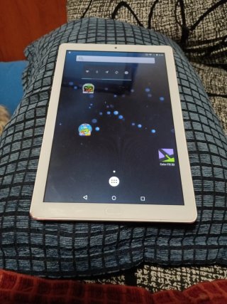 Tablet 32 GBroja con cargador nuevo