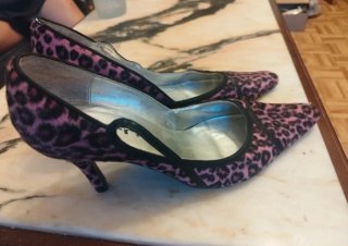 Zapatos de tacón con estampado de leopardo rosa