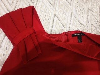 Vestido de cóctel rojo con lazo