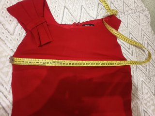 Vestido de cóctel rojo con lazo
