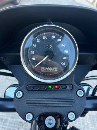 Harley Davidson Iron 883 Negra
