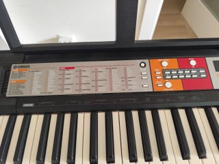 Teclado Yamaha con soporte