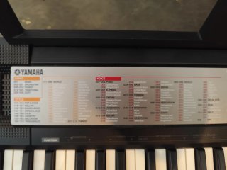 Teclado Yamaha con soporte