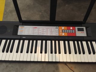 Teclado Yamaha con soporte