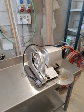 Se vende maquinaria de carnicería.