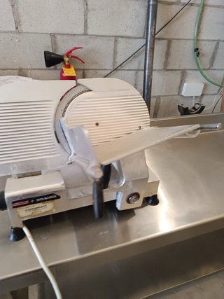 Se vende maquinaria de carnicería.