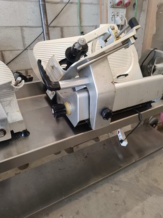 Se vende maquinaria de carnicería.
