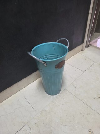 Paragüero azul con asas