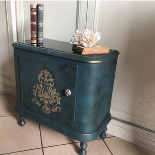 Comodino blu e oro con decorazioni