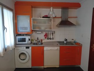 Cocina modular naranja y blanca