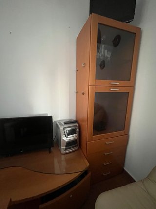 Vitrina de salón de madera y cristal