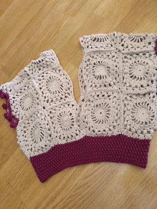 Top de ganchillo beige y morado