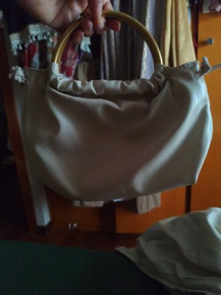 Bolso de mano beige con aro dorado