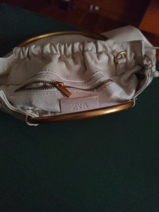 Bolso de mano beige con aro dorado