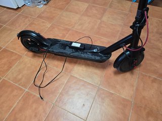 Patinete eléctrico negro y rojo