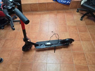 Patinete eléctrico negro y rojo