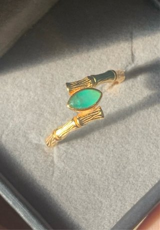 Anillo esmeralda diseño bambú