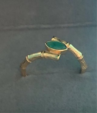 Anillo esmeralda diseño bambú