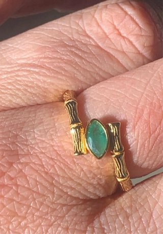 Anillo esmeralda diseño bambú