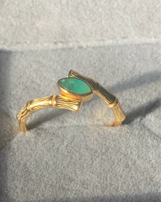 Anillo esmeralda diseño bambú