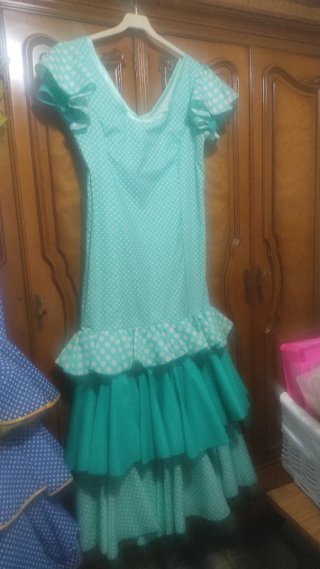 Vestido largo azul con volantes verdes