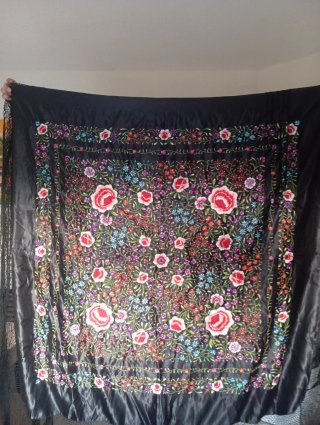Mantón de Manila bordado floral negro