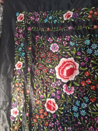Mantón de Manila bordado floral negro