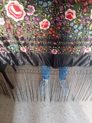 Mantón de Manila bordado floral negro