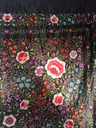 Mantón de Manila bordado floral negro