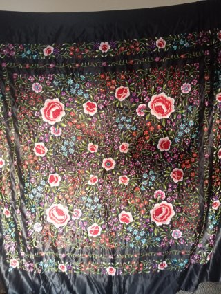 Mantón de Manila bordado floral negro